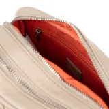 Bandolera rectangular color beige con diseño texturizado en símil cuero. Tiene correa regulable, acceso con cierre, dos compartimentos internos (uno con cierre y otro abierto) y un bolsillo externo con botón imantado. Los herrajes son plateados y el interior es de tela de algodón y poliéster.