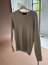 Sweater negro de poliéster con cuello redondo y mangas largas.