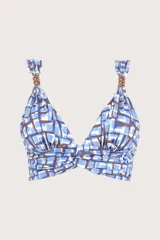 Top de bikini con estampado a cuadros en tonos celeste, azul y blanco, con tirantes anchos con detalle de cadena marrón.