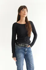 Cinto de cuero color marrón con hebilla metálica y tachas plateadas.