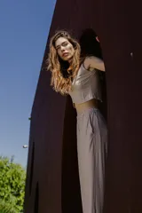 Pantalón de vestir color beige, de corte palazzo y tiro alto, con bolsillos laterales y cintura elástica.