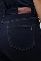 Jean oxford de tiro alto color azul oscuro, con bajo deshilachado.