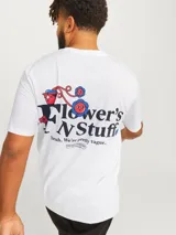Remera blanca de manga corta con cuello redondo y estampado pequeño en el pecho con la leyenda "Flowers 'N Stuff".
