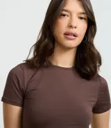 Blusa de poliamida celeste, de corte ajustado y manga corta.