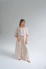 Camisola larga color beige confeccionada en lino italiano.