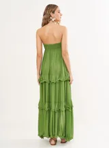 Vestido largo color verde, sin mangas, con escote recto y volados en el ruedo.