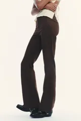 Pantalón blanco de tiro alto con corte acampanado.