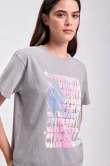 Remera gris de algodón con estampa de Cinderella en tonos pastel.