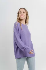 Sweater azul de punto medio, amplio, suave, con escote a la base y puños en mangas y en acabado inferior.