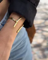Brazalete abierto de bronce con forma de rama.