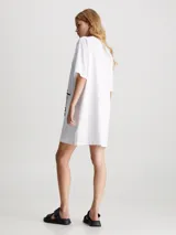 Vestido tipo remera blanco de algodón con logo Calvin Klein bordado en el frente y en las mangas. Tiene corte boyfriend, cuello redondo y mangas cortas.