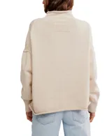 Suéter de tejido de punto grueso, color azul eléctrico, con cuello alto y calce oversized.