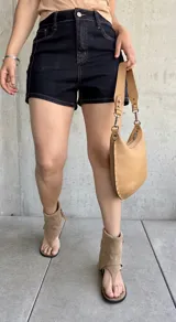 Short de denim azul oscuro, de tiro alto y corte ajustado.