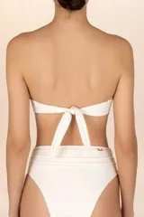Top bandeau color blanco con volados en el centro.