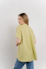 Blusa color verde agua de lino, con cuello mao y escote en V abotonado.