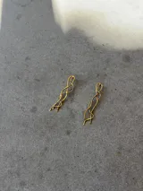 Par de caravanas colgantes de bronce dorado con diseño abstracto de líneas entrelazadas.