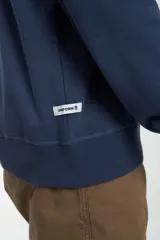 Buzo gris melange de corte clásico, con cuello redondo y mangas largas.