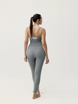 Calza larga gris de tejido Fit_tech con tecnología 3D. Diseño con ribs en dos tonos y textura lateral que estiliza la figura.