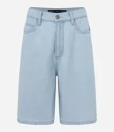 Bermuda baggy de jeans con pespunte contrastante, cierre por botón y cremallera, y bolsillos.