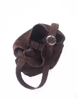 Bolso marrón de cuero con textura, tipo shopper, con correa regulable para usar al hombro o cruzada. Tiene un bolsillo espacioso con cierre que divide el interior en tres compartimentos.