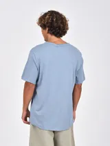 Remera blanca de manga corta, cuello redondo deshilachado y corte holgado.