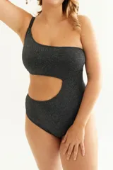 Malla enteriza negra con efecto lurex, diseño asimétrico de un solo hombro y abertura en la cintura.