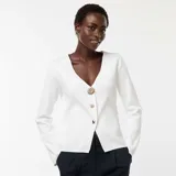 Cárdigan blanco de punto canalé con escote en V y cierre frontal con botones dorados.