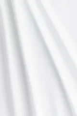 Top deportivo corto de color blanco, confeccionado en tejido funcional DryMove™ que ayuda a absorber el sudor. De corte ajustado, con cuello redondo y mangas cortas.