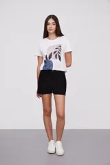 Short de jeans de tiro alto, con corte clásico y acabados deshilachados.