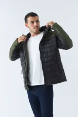 Campera puffer para hombre, con capucha ajustable y bolsillos con cierre.