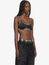 Sujetador deportivo de algodón y elastano, color negro con efecto lavado o acid wash, con breteles anchos y banda elástica inferior con logo visible.