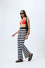 Pantalón tejido con motivo zigzag en blanco y azul marino, corte flare y cintura elastizada.
