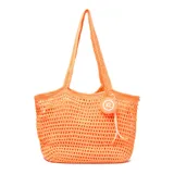 Bolso tipo shopper color naranja, tejido al crochet, con doble asa tejida para llevar al hombro o en la mano. Tiene cierre superior y forro interior textil a tono con bolsillo interno con cierre.
