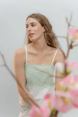 Pijama de algodón compuesto por musculosa con escote recto y detalle de puntilla elastizada, y short con elástico y lazo en la cintura.