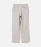 Pantalón wide leg color gris claro, con bolsillos laterales, cierre con gancho y cremallera, y pliegues dobles delanteros.