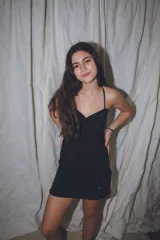 Vestido corto rojo brillante con escote halter y espalda descubierta.