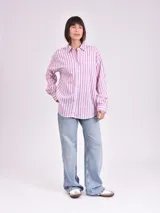 Camisa a rayas verticales color lila y blanco, de corte recto y manga 3/4.