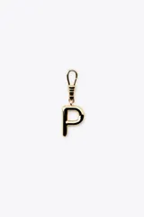 Dije dorado en forma de la letra A, con mosquetón para colgar en carteras o pulseras.