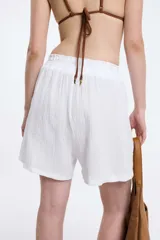 Short de tela color blanco, con cintura elástica y textura arrugada.