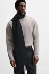 Sweater negro de punto con cuello redondo y mangas largas.