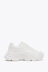 Zapatillas deportivas blancas con plataforma chunky, detalle de pespuntes y cierre con cordones.