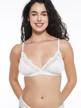 Conjunto de ropa interior color blanco con estampado de manchas rosadas y detalles de encaje blanco. Incluye corpiño triangular sin aro y tanga con laterales de encaje.