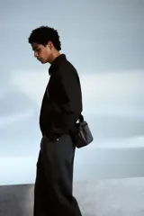 Pantalón de jean negro de tiro alto, corte recto y relaxed fit.