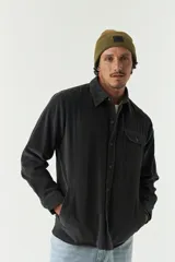 Sobrecamisa color beige de pana con cuello camisero, cierre frontal con botones, dos bolsillos de parche con botón en el pecho y bolsillos laterales.