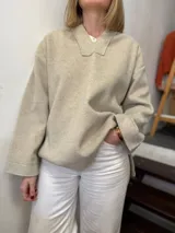 Buzo canguro beige de paño con capucha y mangas largas.
