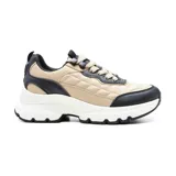 Championes urbanos Korium Liz, color beige con detalles en negro y suela blanca con plataforma.