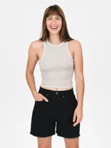 Musculosa negra ajustada al cuerpo, con cuello redondo y diseño de tirantes anchos tipo halter.