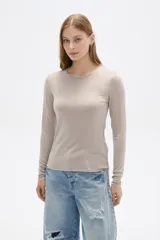 Remera color gris de lyocell, de manga larga, corte ajustado y cuello redondo.