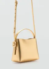 Bolso mini plateado con asa corta, asa larga ajustable y cierre metálico a presión.