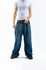 Pantalón de denim azul desgastado, corte mega baggy con bolsillos grandes y botones personalizados.